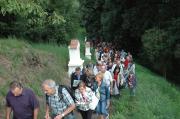 Zástupy věřících a návštěvníků vystupují obnovenou křížovou cestou k baroknímu areálu Ostré
