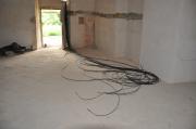 Budou nataženy kilometry nových elektrických
rozvodů. We will install kilometers of electrical wiring.