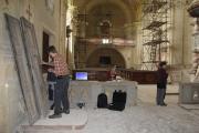 Studenti UJEP při práci v interiéru kostela.UJEP
students working in the church interior.