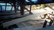 Po opravě krovu bude položena
nová bobrovka, zatím bude střecha provizorně zaplachtována. After repairing the truss, we will lay new seamless red
clay roof tiles, in the meantime, the roof will be covered with sheeting.