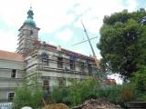 Zahájeny práce na opravě krovu oratoře. Work
underway to rebuild the oratory truss.