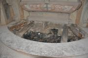 Dřevěná podesta hlavního
oltáře byla také demontována. Stavitelé kostela vyplnili prostor pod podlahou podesty dřevěným uhlím, bojovali
tak s vlhkostí, houbou a plísněmi. The wooden predella of the main altar was also uninstalled. The original builders
of the church filled up the space below the floor with wooden coal in order to fight humidity and mold.