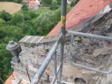 Lešení už je i na západním štítu kostela.
Scaffolding on the western wall of the church.