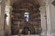 V interiéru už stojí na kruchtě prostorové
lešení. Scaffolding in the choir gallery.