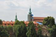 Pohled na zámek a kostel od konojedského
hřbitova. A view of the castle and the church from the Konojedy cemetery.