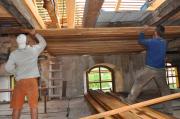 V sakristii začínají tesaři instalovat nový
strop. Carpenters start installing a new ceiling in the sacristy.