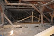 Pohled do krovu v průběhu oprav. A view of the truss during restoration.