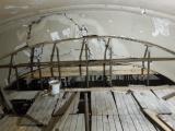 Staticky narušená klenba nad kůrem před
opravou.Structurally damaged vault above the choir loft before restoration