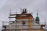 Osazování
zlaceného kříže. Installation of the gilded cross.