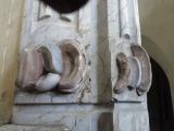 Detail poškození mramorových částí oltáře.
Detail of the damage on the marble parts of the .
