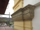 Obnovená kamenná římsa.
Restored stone cornice.