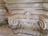 Původní
stav štukové hlavice. Stucco capitals before restoration