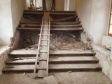 Původní stav
schodiště ve spojovacím krčku mezi kostelem a zámkem. Original state of the staircase in the connecting hallway
between the church and the castle.