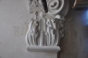 Detail obnovené štukové výzdoby volutové 
hlavice. Detail of the restored stucco decoration of a volute column capital.