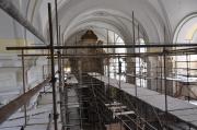 Pohled na opravenou klenbu směrem k hlavnímu
oltáři.View of the restored vaults near the main altar.