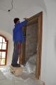 Práce na repasování dřevěných zárubní. Renovating wooden doorframes
