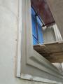 Z průběhu práce na obnově štukové
šambrány.Restoration of the stucco window trim.
