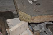 Poškozené
záklopové desky krypt byly doplněny umělým kamenem.