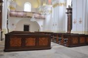 Restaurované
dubové lavice jsou již na svých místech.