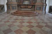 Restored marble floor in front of the main altar.
Obnovená mramorová podlaha před hlavním oltářem.