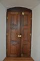 Dveře mezi schodištěm a oratoří.