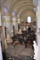 Pohled do zaplněné lodi kostela.